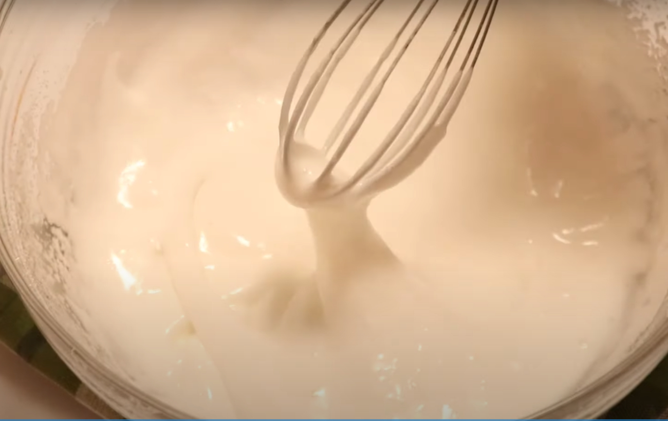 Ароматный десерт за 20 минут: рецепт вкуснейшего яблочного рулета